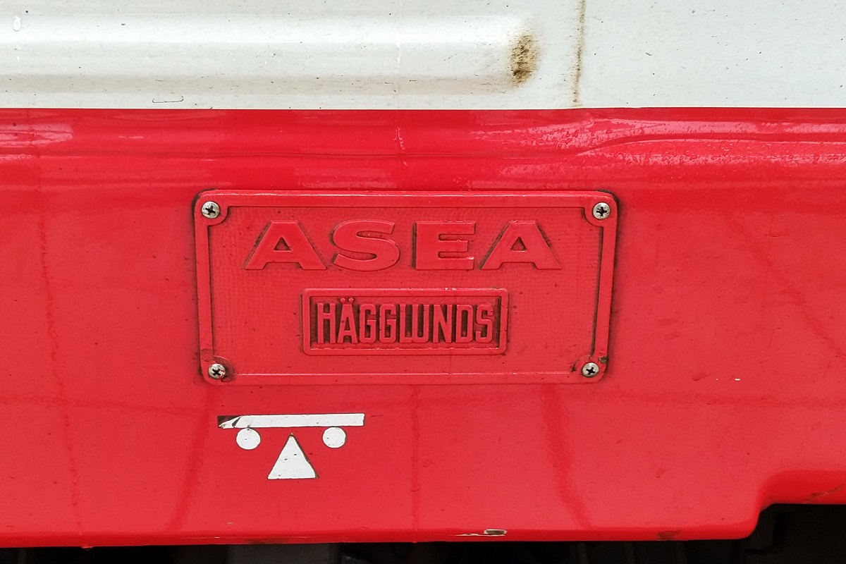 Herstellerplakette von ASEA Hägglunds des Elektrotriebzugs Krösatågen 3169 (S-ABTR 94 74 411 3169-7)  Drottning Margareta . Karlskrona, 6.10.2023