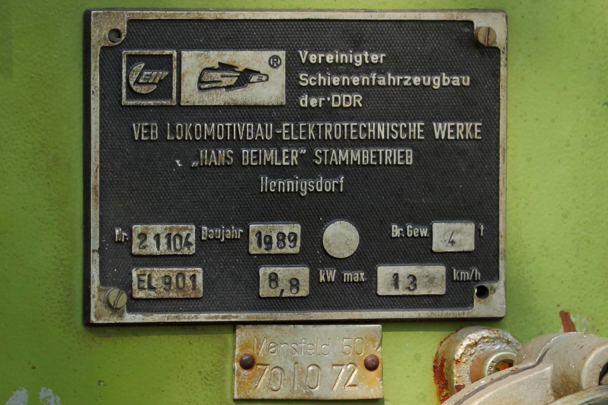 Herstellerschild der Akku-Grubenlok des 500 mm-Feldprojekts Berlin e.V. beim 2. Märkischen Feldbahnfest im Ziegeleipark Mildenberg.

