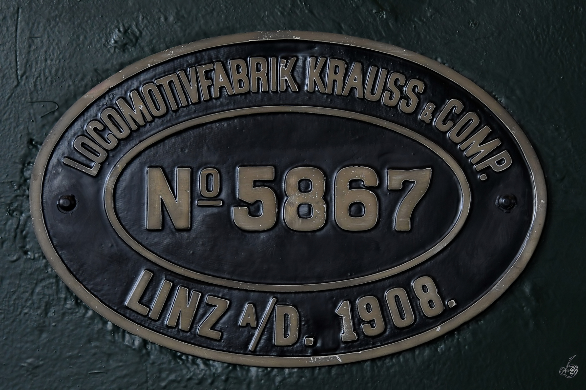 Herstellerschild an der Dampflokomotive IX m  ANNA . (Lokpark Ampflwang, August 2020)