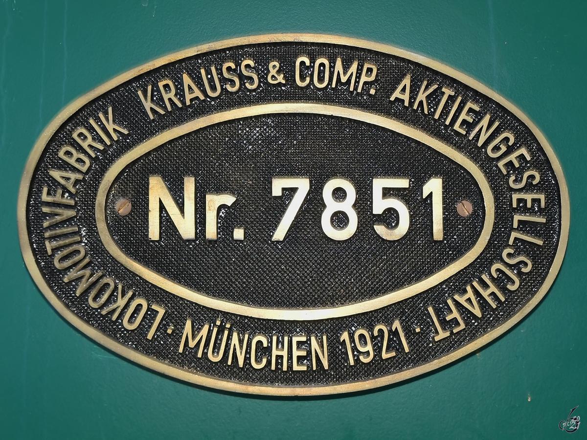 Herstellerschild auf der Dampflokomotive R 3/3  4701 . (Eisenbahnmuseum Koblenz, September 2021)