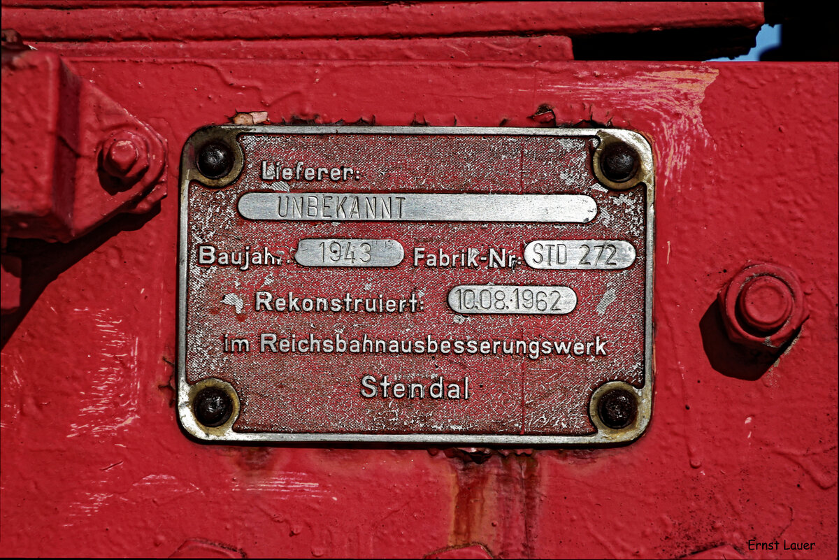 Herstellerschild der DR-Rekolok 52 8056, aufgenommen am 10.10.2018 am neuen Standort in Bautzen.