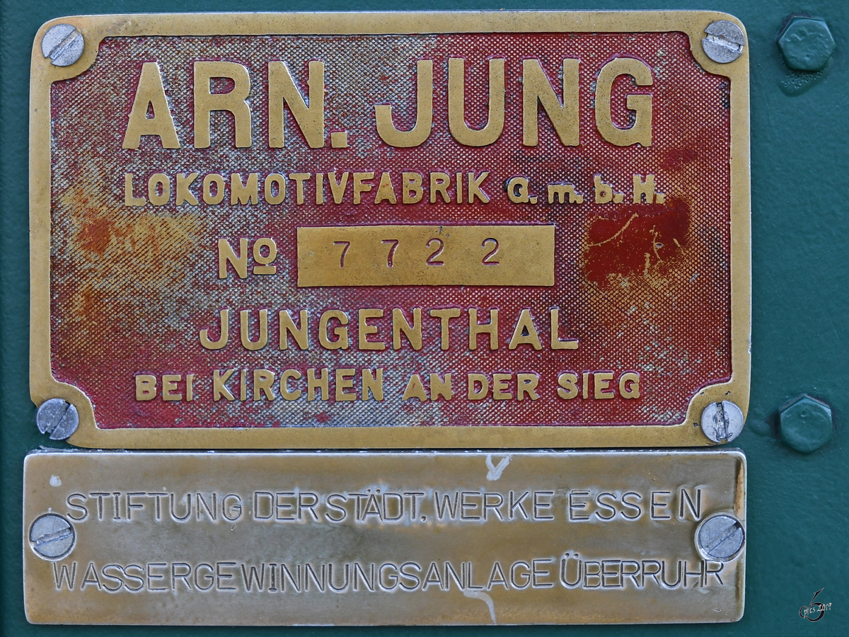 Herstellerschild in der Feldbahndiesellokomotive V2. (Eisenbahnmuseum Bochum, Juni 2019)