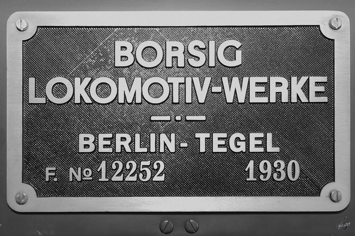 Herstellerschild der Stromlinien-Dampflokomotive 03 002. (Oldtimermuseum Prora. April 2019)