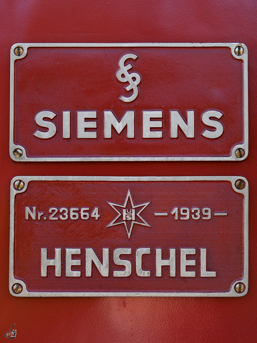 Herstellerschilder auf der 1939 gebauten Elektrolokomotive E19 12. (DB-Museum Koblenz, September 2021)