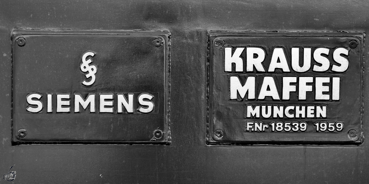 Herstellerschilder auf der Elektrolokomotive E40 128. (Brohl-Lützing, Oktober 2021)