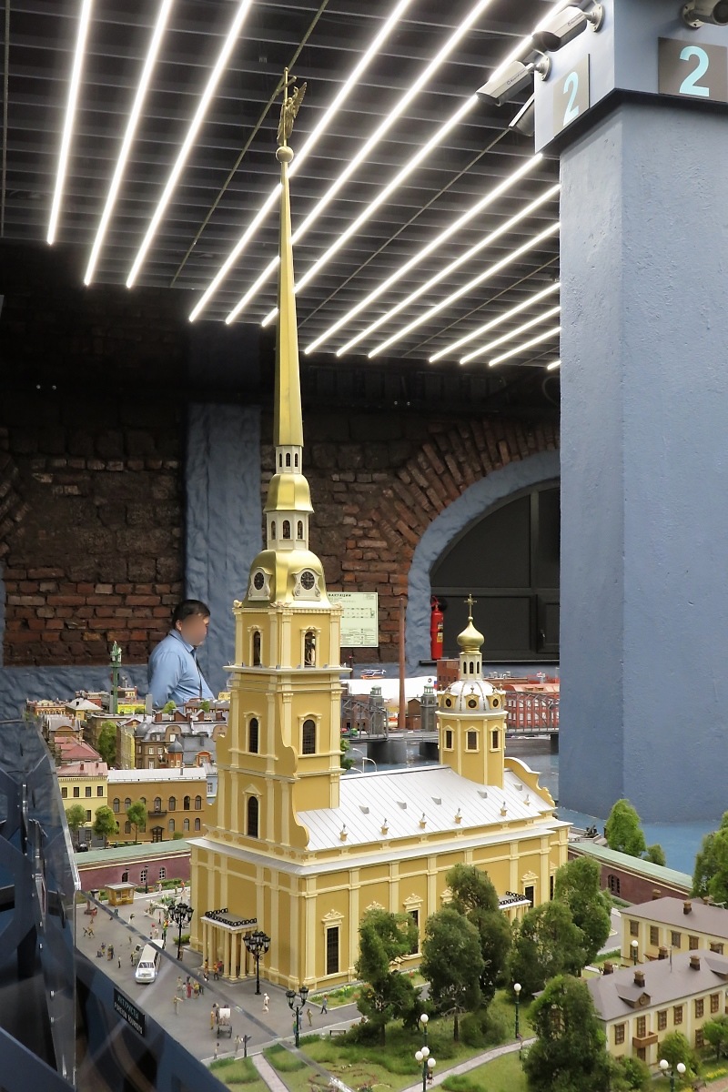 Hervorragend gelungen ist die Nachbildung der Peter-und-Paul-Kathedrale auf der Modellbahn  Grand Maket Rossia , St. Petersburg, 15.10.2017