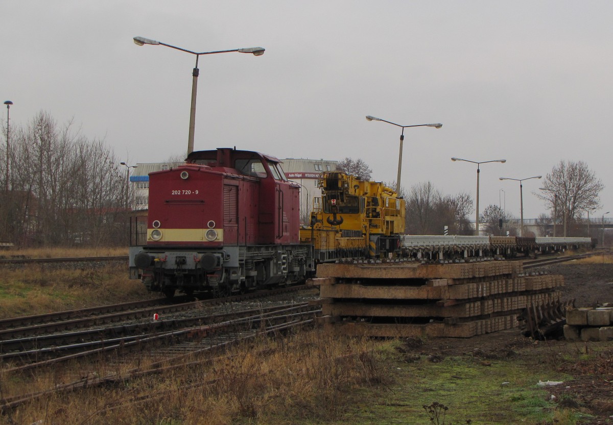 Herz Technik Service 202 720-9 am 02.01.2016 mit einem Bauzug in Erfurt Nord.