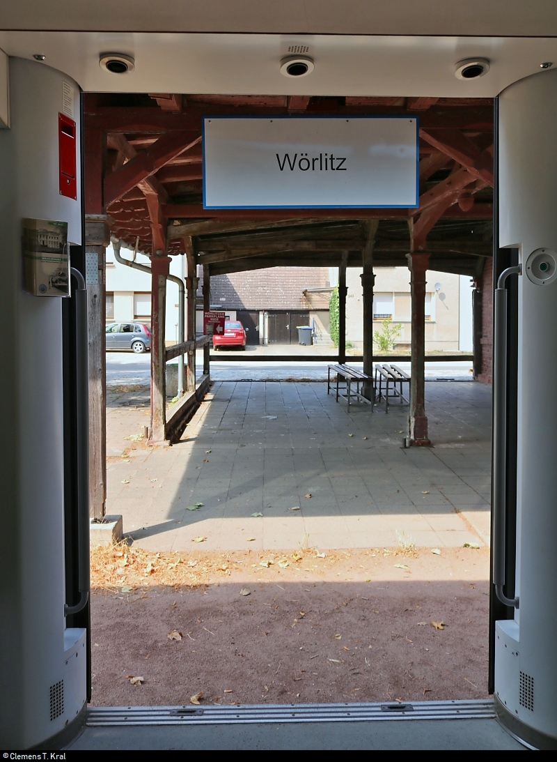 Herzlich willkommen im Bahnhof Wörlitz!
Aufgenommen in 670 003-2  Fürstin Louise  der Dessauer Verkehrs- und Eisenbahngesellschaft (DVE) als DWE75711 nach Dessau Hbf.
[1.8.2018 | 14:58 Uhr]