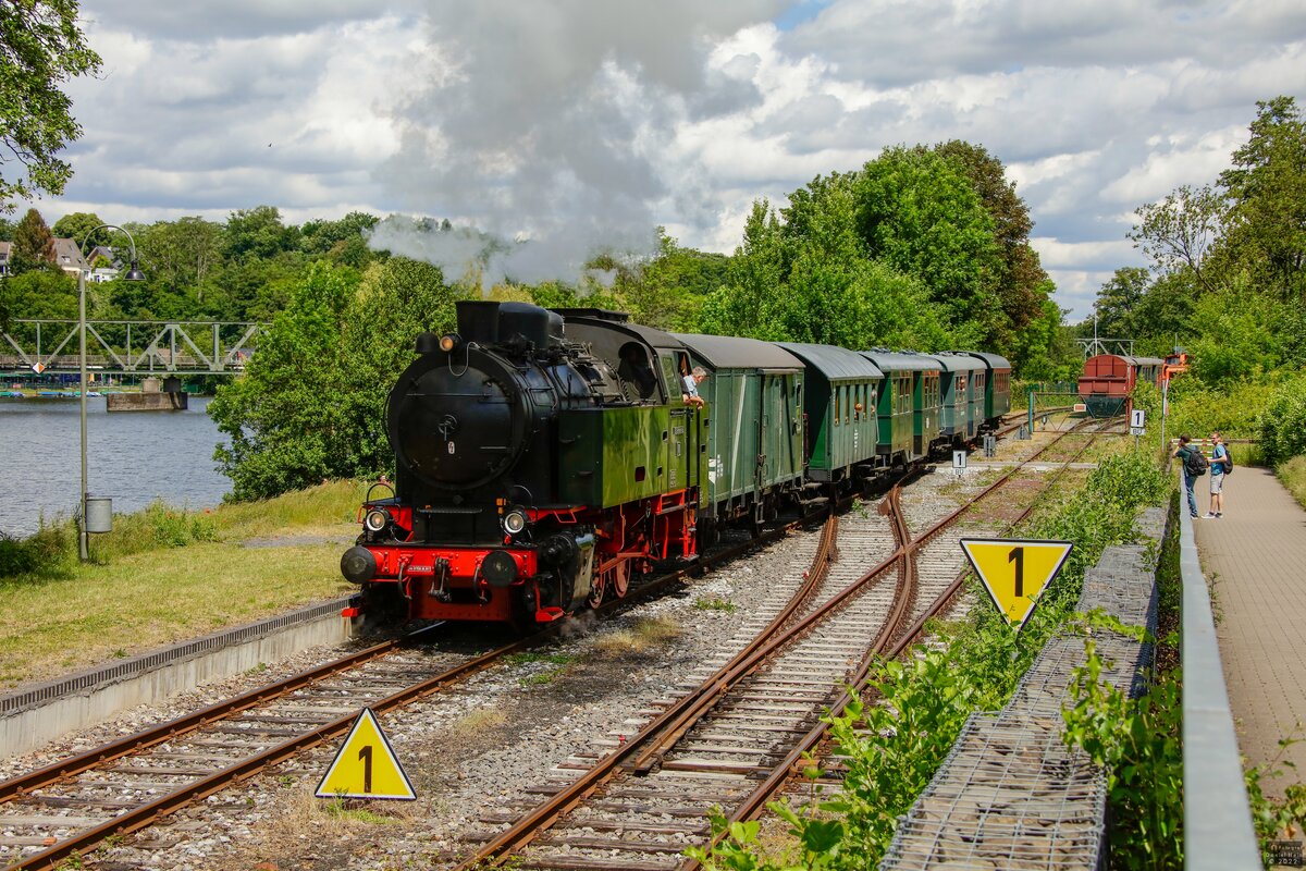 Hespertalbahn D5 am Baldeneysee an der Haltestelle Zementfabrik in Essen Kupferdreh, Juni 2022.