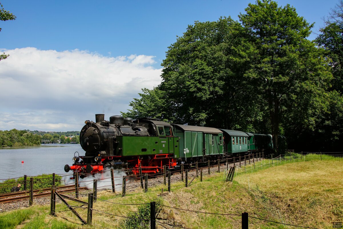 Hespertalbahn D5 am Baldeneysee in Essen Kupferdreh, Juni 2022.