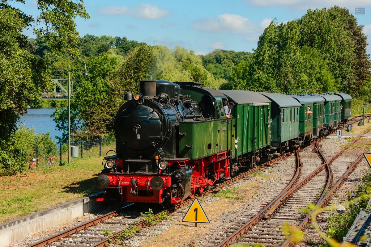 Hespertalbahn D5 am Baldeneysee in Essen Kupferdreh, Juni 2025.