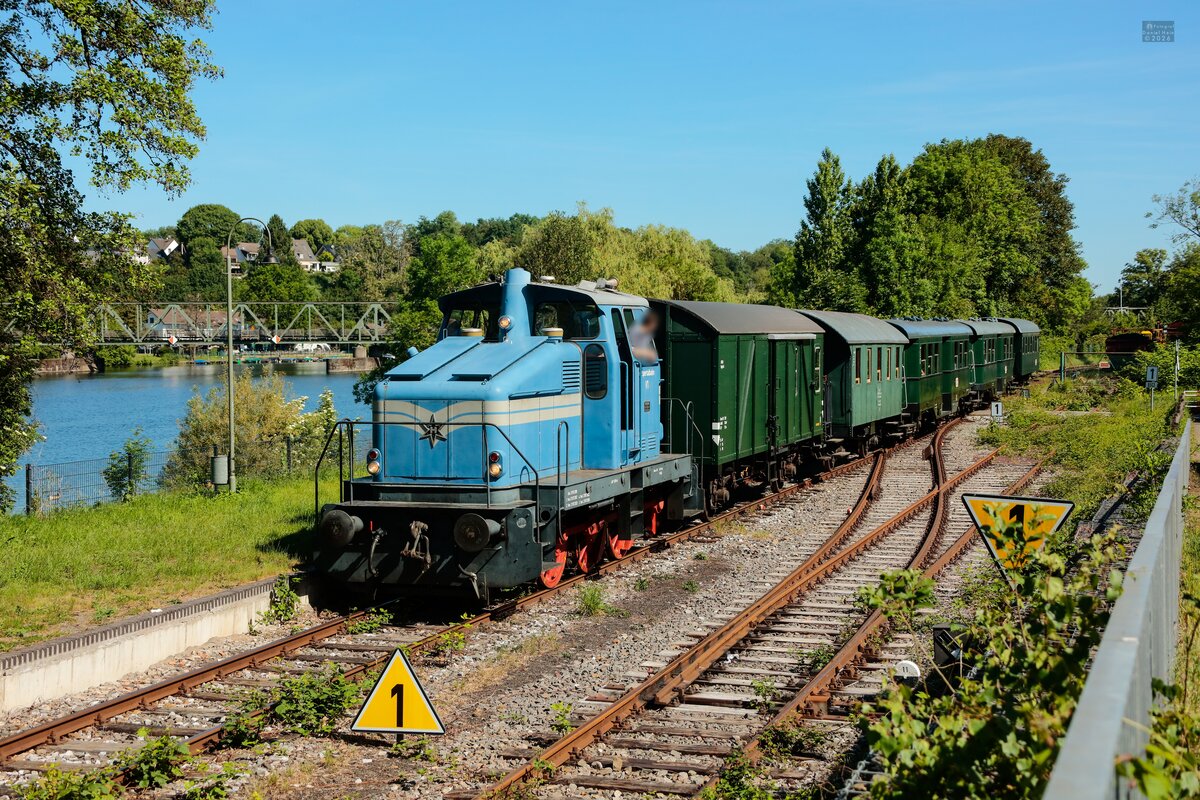 Hespertalbahn V1 am Baldeneysee in Essen Kupferdreh, Mai 2026.
