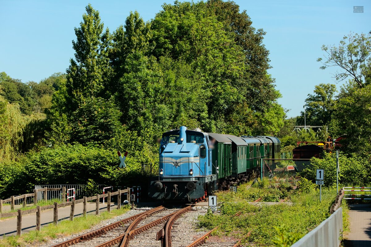 Hespertalbahn V1 am Baldeneysee in Essen Kupferdreh, Mai 2026.
