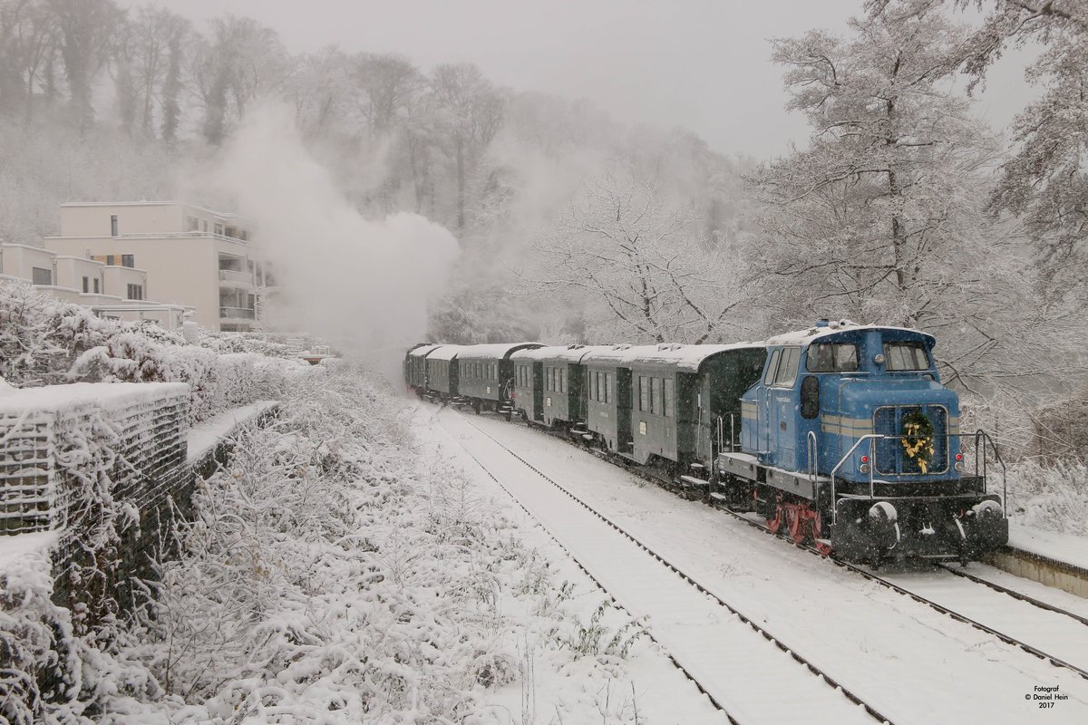 Hespertalbahn V1 (Henschel DH 360 Ca) in Essen Kupferdreh, Dezember 2017.