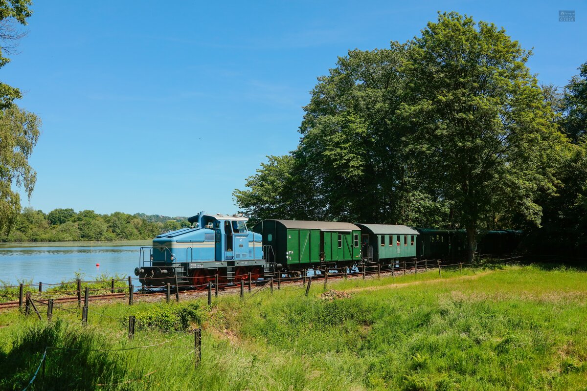 Hespertalbahn V1 (Henschel DH 360) am Baldeneysee in Essen Kupferdreh, Mai 2026.