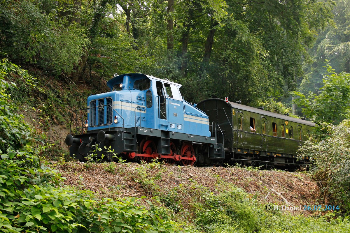 Hespertalbahn V1 (Henschel DH 360) am Baldeneysee in Essen Kupferdreh, Juli 2014.