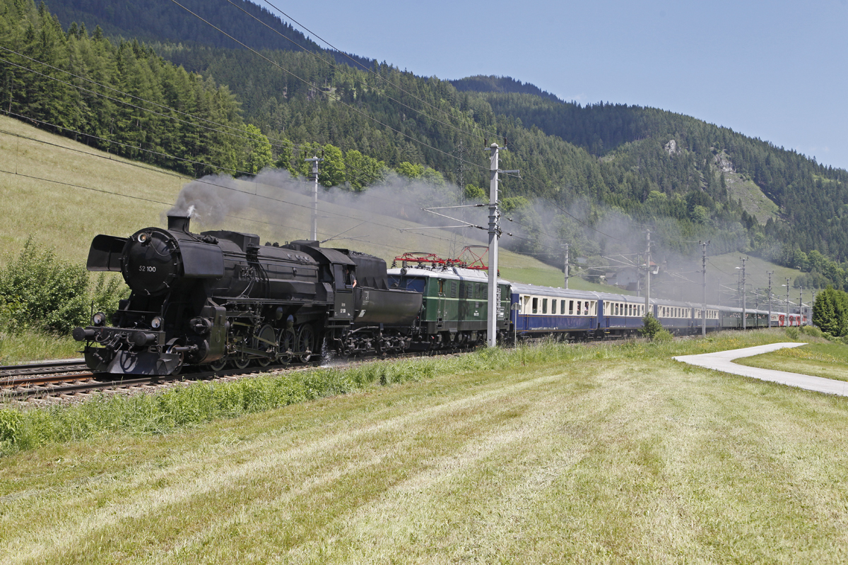 Heuer feiert das Südbahnmuseum in Mürzzuschlag das zehnjährige Bestandsjubiläum, die Semmeringbahn wird in diesem Jahr 160 Jahre alt. Aus diesen beiden Anlässen wurde am Pfingstsonntag dem 8.06.2014 in Mürzzuschlag ein Nostagiefest gefeiert an dem insgesamt fünf Sonderzüge teilnahmen. Der ersten Sonderzug aus Wien war mit de 52.100 und der 1041.15 bespannt der hier bei Spital am Semmering zu sehen ist.