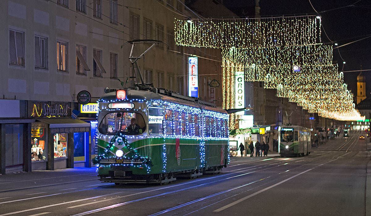 Heuer gibt es die neue Weihnachtsbim in der Grazer Innenstadt, dieser verkehrt am Fr bis-So im Advent zwischen 15-19 Uhr auf folgender Strecke: Laudongasse - Südtiroler Platz - Hauptplatz - Jakominiplatz - Stadion Liebenau! 

TW 267 in der Annenstraße, 27.11.2015. 