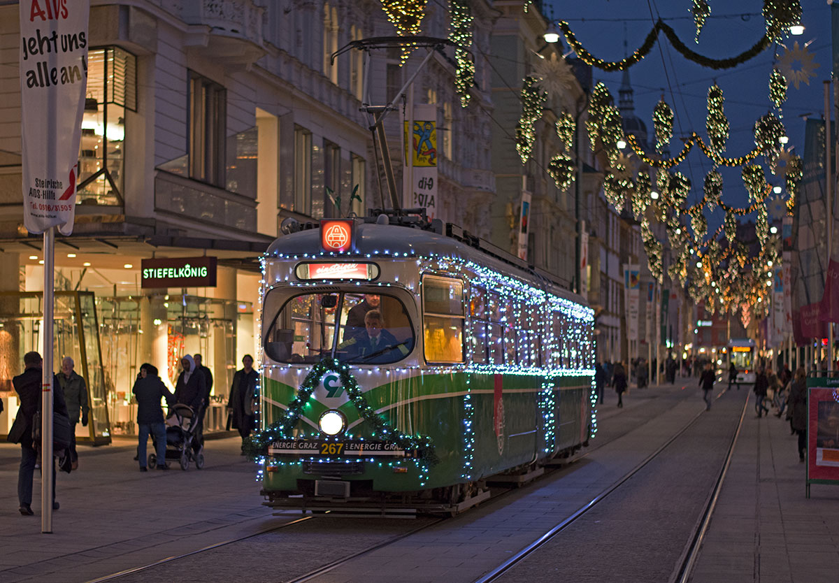 Heuer gibt es die neue Weihnachtsbim in der Grazer Innenstadt,  dieser verkehrt am Fr bis-So im Advent zwischen 15-19 Uhr auf folgender Strecke:
Laudongasse - Südtiroler Platz - Hauptplatz - Jakominiplatz - Stadion Liebenau!

TW 267 in der Herrengasse auf der Fahrt nach Liebenau Stadion, 27.11.2015. 