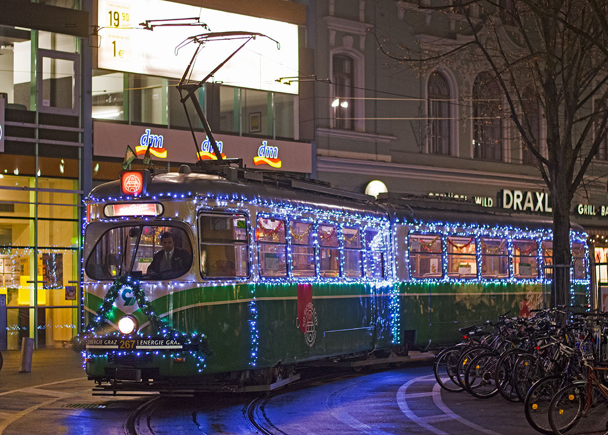 Heuer gibt es die neue Weihnachtsbim mit TW 267 in der Grazer Innenstadt,  dieser verkehrt am Fr bis-So im Advent zwischen 15-19 Uhr auf folgender Strecke:
Laudongasse - Südtiroler Platz - Hauptplatz - Jakominiplatz - Stadion Liebenau.

Am letzten Betriebstag den 20.12.2015 war diese nochmals unterwegs und konnte hier in der Schleife Steierhof am Jakominiplatz beim Einziehen in die Remise Steyrergasse angetroffen werden, im nächsten Jahr wird die Adventbim auch wieder unterwegs sein. 
