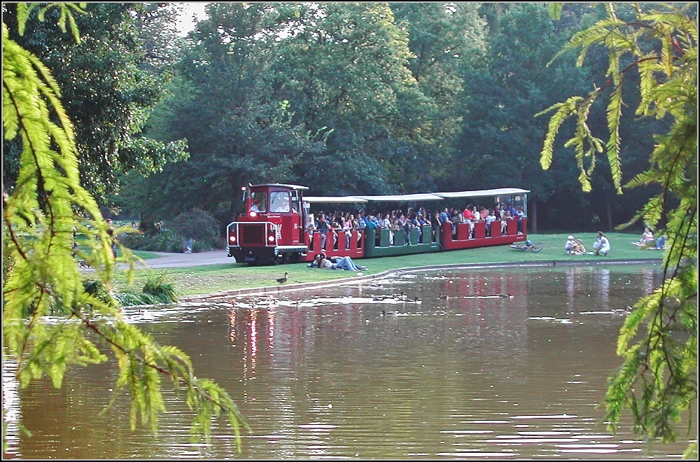 Heureka, die Schlossgartenbahn. Aufgepasst beim Schmusen. Gesehen am 05. September 2005.