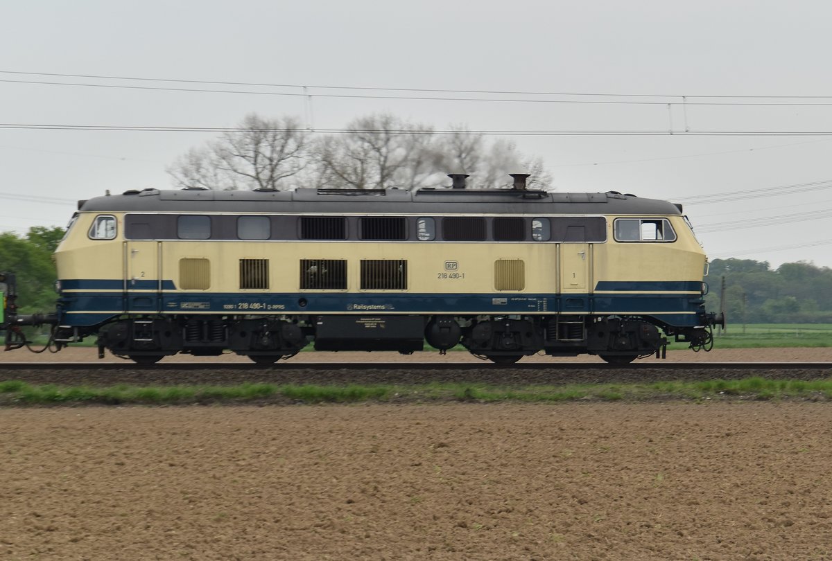 Heut konnte ich die 218 490-1 von RP in Bösinghoven ablichten.
Die Lok hatte einen Bauzug mit Kranwagen am Haken. Sonntag den 22.4.2018