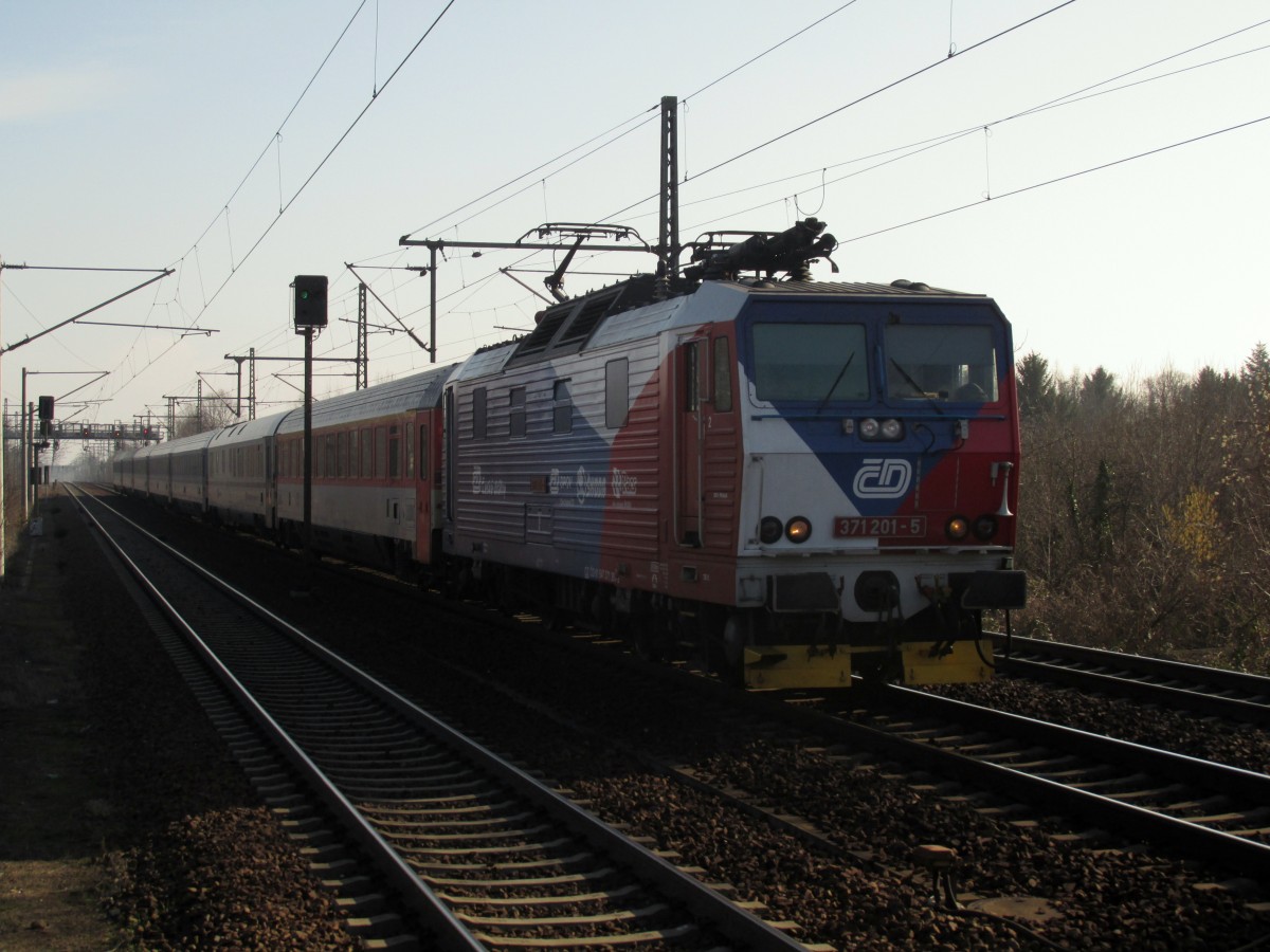 Heute den 19.02.2015 am Eurocity 378 nach Stralsund fuhr die CD 371 201-5. Gesehen in DD-Strehlen.