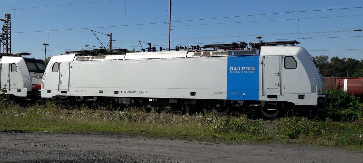 Heute 25.08.2021 hatte ich im Duisburger Hafen zu tun, schön anzusehen waren die zwei Railpool BR 186 292-9 und 186 110 , abgestellt im Hafen Containerterminal, hier als Einzelaufnahme die 186 292-9