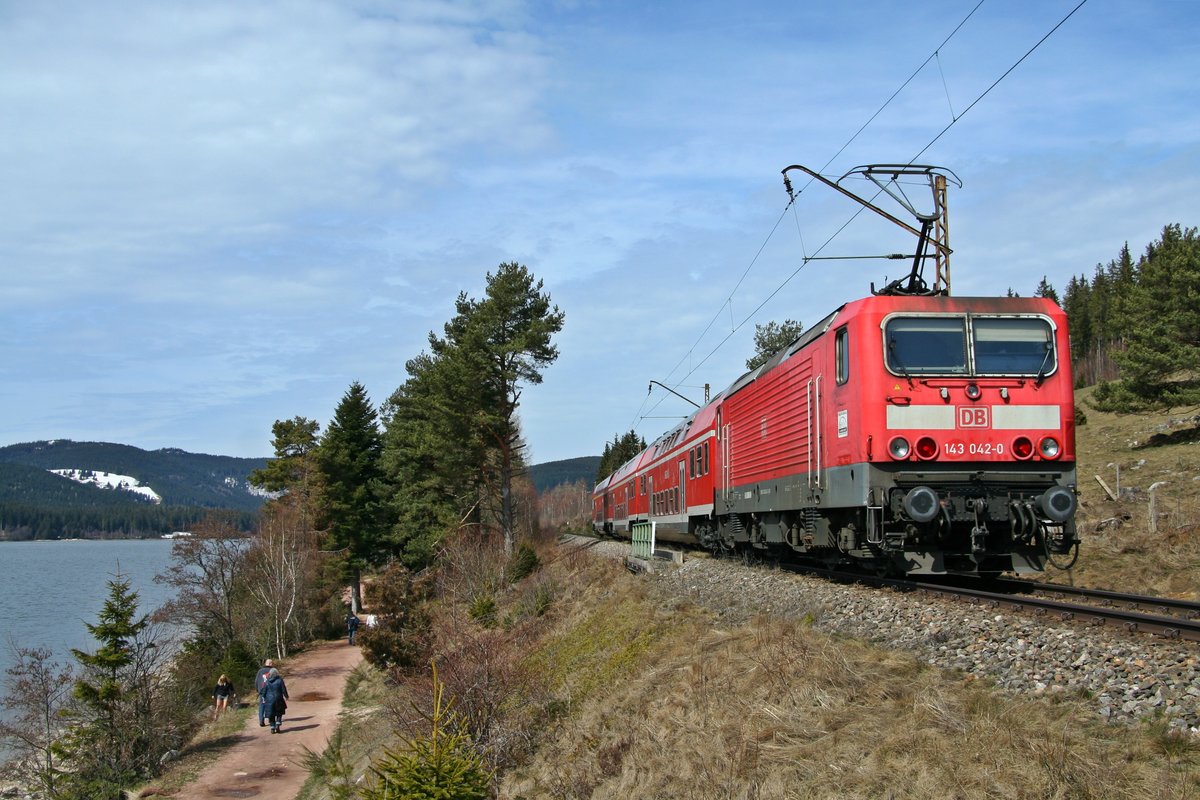 Heute Abend (01.04.16) ging eine Ära zuende. Nach 80 Jahren fuhr der letzte Zug auf der Dreiseenbahn unter der alten originalen Reichsbahn-Fahrleitung. Errichtet zwischen 1934 und 36, zunächst mit 50Hz/20kV später mit normalem Bahnstrom betrieben, leistete sie treue Dienste. Die Ästhetik der alten Masten verlieh der Dreiseenbahn einen ganz besonderen Charme, der nun leider für immer verloren geht.

143 042-0 mit einer RB von Seebrugg nach Freiburg (Breisgau) Hbf am 31.03.16 zwischen Schluchsee und Aha.