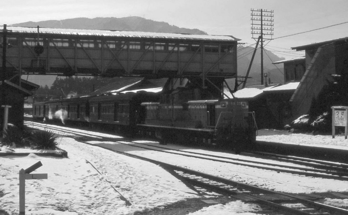 Heute absolut unvorstellbar: Ein lokomotivbespannter Regionalzug mit dampfgeheizten Personenwagen. Tsuge, 12.Februar 1977. Lok DD51 1044. 