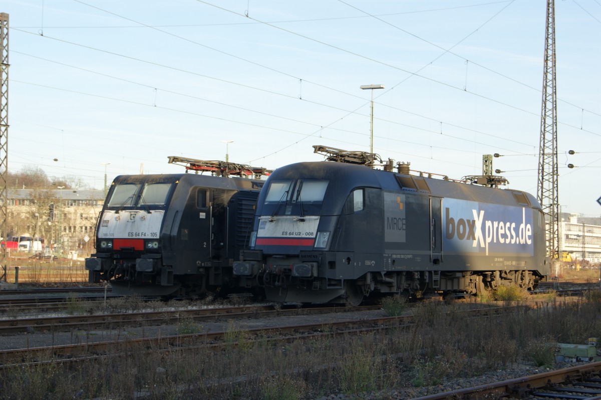 Heute alle in schwarz. ES 64 F4-105 mit ES 64 U2-008 am Regensburger Hbf. 16.12.13