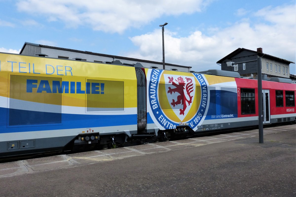 Heute am 11.05.2018 stand dieser Lint BR648 mit dem Eintracht Braunschweig Logo im Bahnhof Nordhausen. Im Ganzen wär der Zug nur schwer aufzunehmen gewesen auch so dass das Logo erkennbar ist