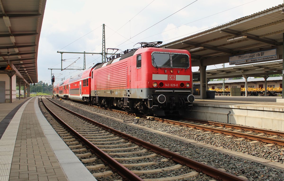 Heute am 11.06.16 ist der letzte Betriebstag der 143 mit Doppelstockzügen zwischen Dresden Hbf - Hof Hbf und zurück. So stand noch dieses Motiv auf dem Plan. 143 829 mit dem RE 4793 am 09.06.16 bei der Einfahrt Plauen/V. oberer Bahnhof.