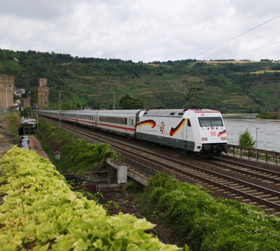 Heute, am 14.07.2015 fuhr die neue Werbe 101 027  25 Jahre Deutsche Einheit  mit einem IC von Stuttgart nach Hamburg. Erlegt wurde sie hier in Oberwesel auf dem Weg Richtung Koblenz.