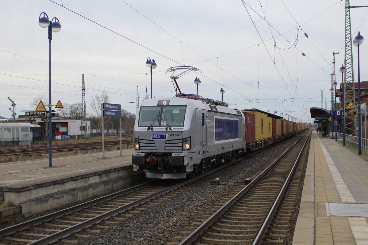 Heute am 18.02.2024 kam Metrans 383 439 [neu] mit ihren Containerzug nach Tschechien.
Hier bei der Durchfahrt in Lübbenau/Spreewald
Nvr-Nummer: 91 54 7383 439-7 CZ-MT