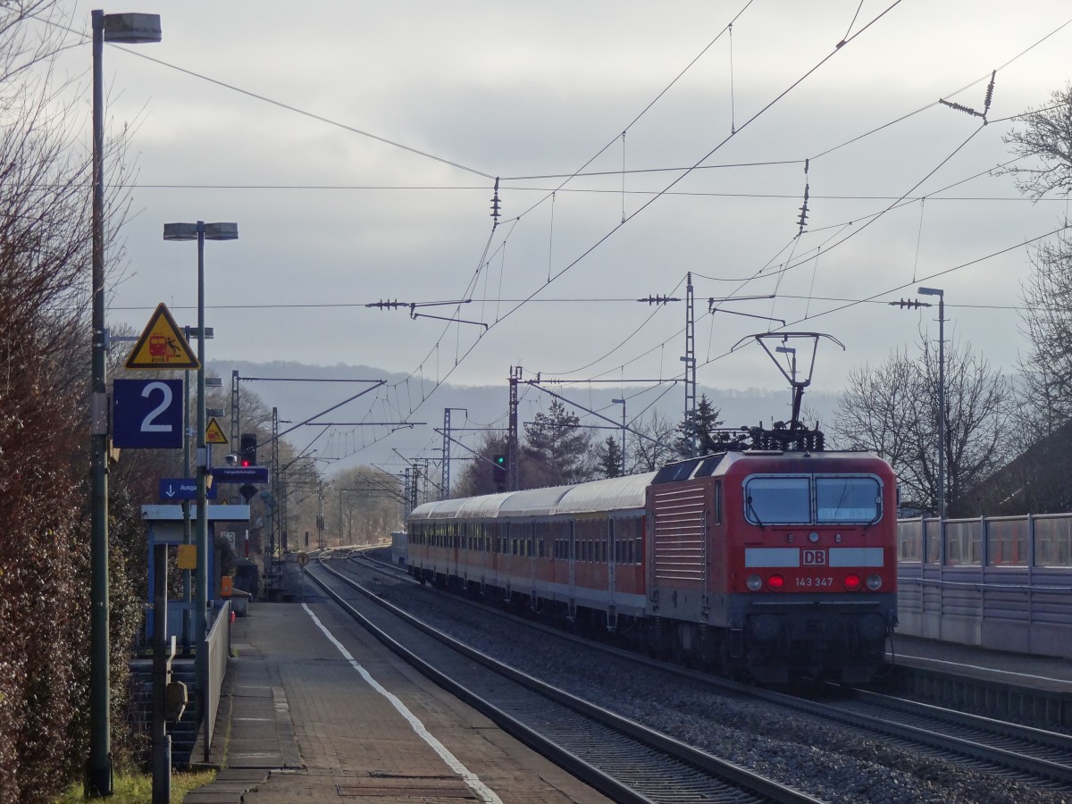 Heute, am 30.12.13, fuhr der RE19221 von Mosbach Neckarelz nach Ulm mit 143 347 und 5 n-Wagen statt der planmäßigen 146 mit 5 Dostos.
Hier durcheilt der Zug gerade den Bahnhof Gingen an der Fils. 
