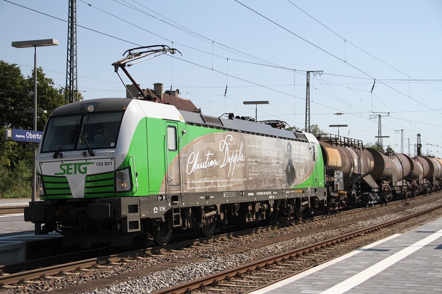 Heute am 31.08.15 bekam ich die Nachricht, das auf dem Schlammkreide Zug die Neue Werbe 193 831 der Salzburger Fa. SETG draufhing. Der Zug wurde in Augsburg-Oberhausen gen Schwerte Aufgenommen.