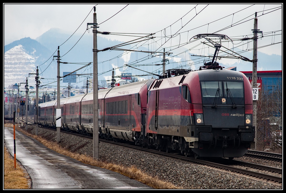 Heute am 6.03.2018 waren ausnahmsweise bei RJ536 die Lokomotive und der Steuerwagen an der Zugspitze zu finden. Hier zu sehen bei Niklasdorf.