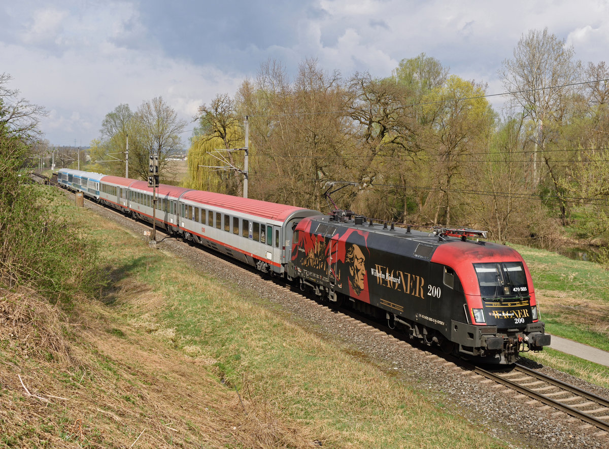

Heute am Karsamstag (03.04.2021)  präsentierte sich der April in feinster Manier, Wolken, Gewitter, Sturm, Wind und Sonne, doch das Glück war mit hold und als die 470 503  Richard Wagner  mit dem EC 151  Emona  die Fotostelle in Wildon passierte blitzte die Sonne für wenige Momente durch die dichte Wolkendecke.
Frohe Ostern und g'sund bleiben!

