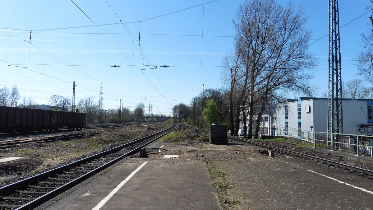 Heute bei diesem guten Wetter dachte Ich, gehe ich mal was Fotografieren.
Meine Schule liegt in Troisdorf, wo ich aber nich hingegangen bin.
Also ab in den Bus und nach Friedrich Wilhelshütte gegfahren.
Dieser soll bis 2030 verlegt werden, für die Geplante S13 verlängerung nach Bonn Oberkassel.

So aber hier nun Friederich Wilhelmshütte mit Blickrichtung Koblenz.

FWH
27.03.2017