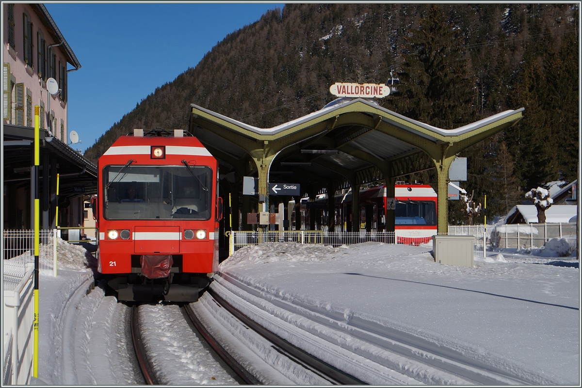 Heute besteht statt in Châtelard Frontiere in Vallorine Anschluss zwischen den Zügen der TMR (von und nach Martigy) und SNCF (von und nach Chamonix). Schade, dass die vor einigen Jahren eingeführten direkten Züge nicht mehr angeboten werden. Da scheinen die Länderspezifischen Bestimmungen mehr Gewicht zu haben als der gute Wille.
10. Feb. 2015