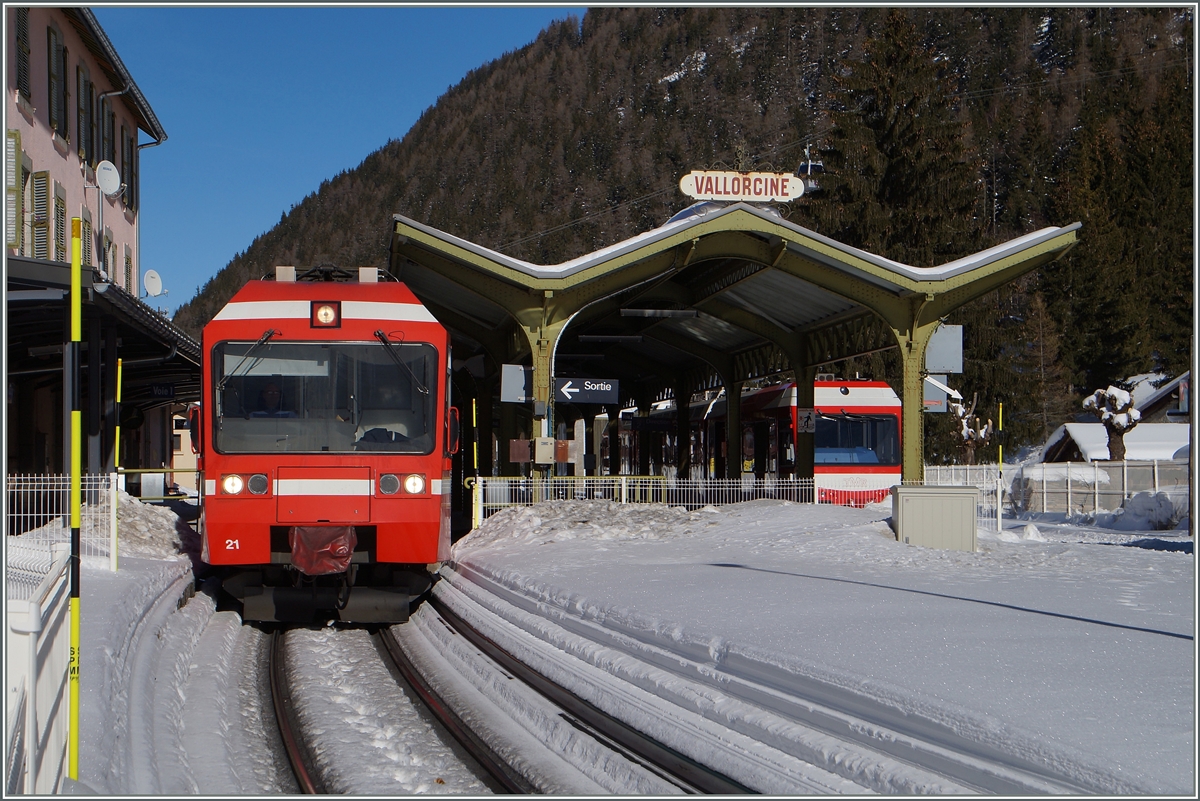 Heute besteht statt in Châtelard Frontiere in Vallorine Anschluss zwischen den Zügen der TMR (von und nach Martigy) und SNCF (von und nach Chamonix). Schade, dass die vor einigen Jahren eingeführten direkten Züge nicht mehr angeboten werden. Da scheinen die Länderspezifischen Bestimmungen mehr Gewicht zu haben als der gute Wille.
10. Feb. 2015