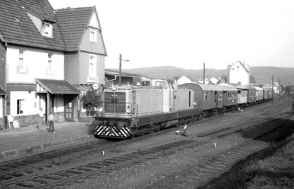 Heute betreibt der Verein  Hessenkurier  einen weitgehend stilreinen Museumszug mit der Original-KN-Dampflok 206. Die Anfänge waren eher  zusammengewürfelt . Im Sommer 1977 trifft KN V 166 mit dem  Hessenkurier  in Naumburg ein.   