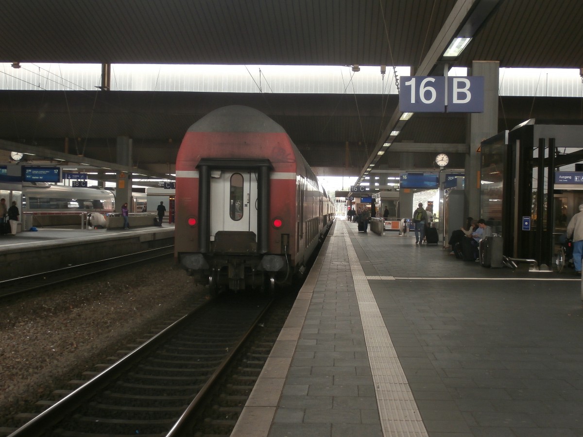Heute bot sich ein ungewöhnlicher Anblick des Ende des RE1 nach Aachen. Nach 60 min. Verspätung wegen einer technischen Störung an der Schublok wurde eine neue 146er als Zuglok an den Steuerwagen gekoppelt.

Düsseldorf 23.06.2014