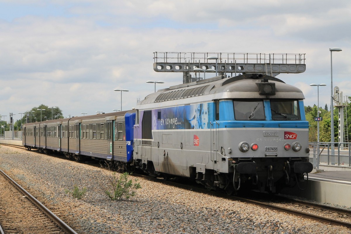 Heute drei Farbvariante der BR 67400 der SNCF. Die 267455 und Steuerwagen P08 mit TER 848621 Amiens-Laon auf Bahnhof Laon am 20-6-2014.