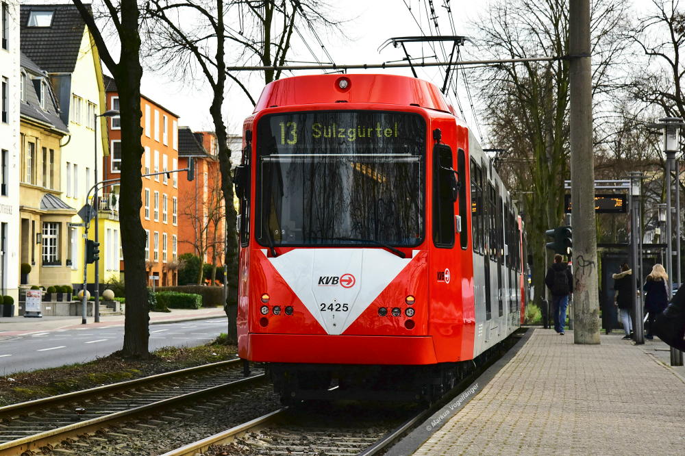 Heute durfte der siebte modernisierte B-Wagen 2425 (ex. 2195) seinen ersten Planeinsatz absolvieren. Hier zu sehen an der Haltestelle Wüllnerstraße als Linie 13 am 06.03.2015. 