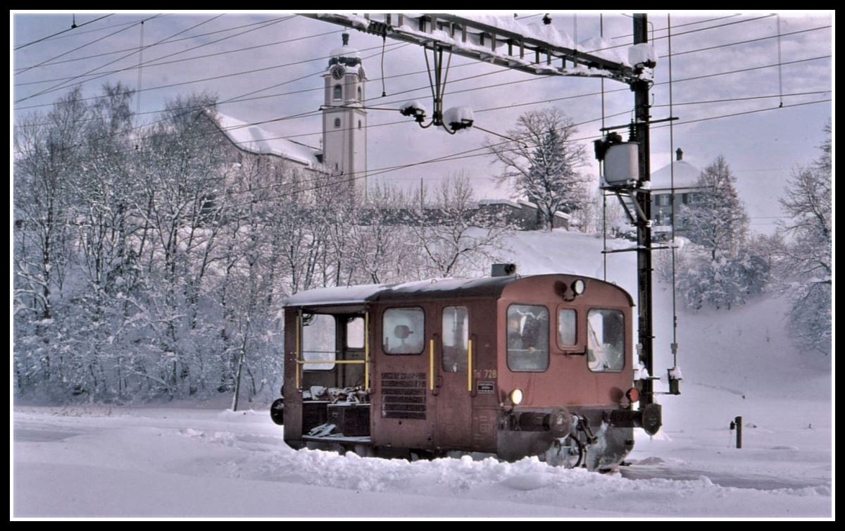 Heute ein paar Dia-Scan aus dem Jahre 1975 aus meiner Zeit als Betriebsdisponent im damals noch viergleisigen Bahnhof Rüthi SG. Tm II 728 im harten Winter 1975.