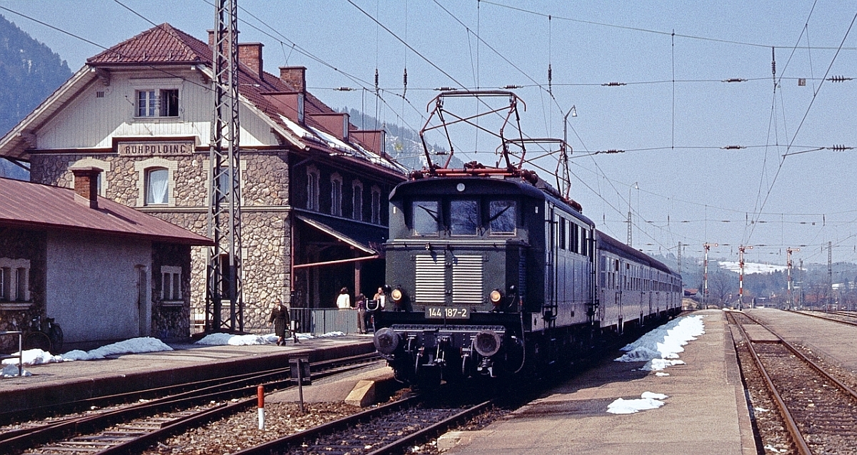 Heute existiert hier nur noch das stumpf endende Streckengleis direkt am Bahnhofsgebude. Im April 1981 hatte der Bahnhof Ruhpolding noch Kapazitten fr einige Sonderzge. Hier ist die wendezugfhige, aus noch vorhandenen Teilen erst nach dem Krieg fertiggestellte 144 187 vor dem Silberling-Pendelzug nach Traunstein zu sehen. 