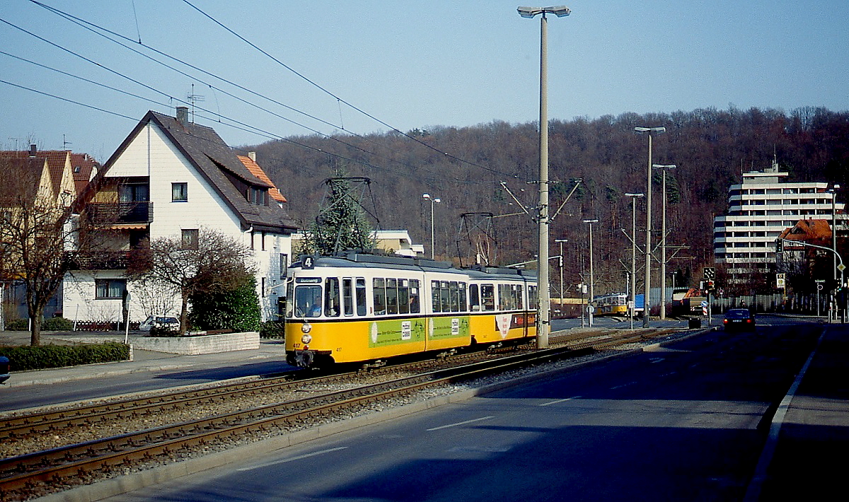 Heute fährt hier die Stadtbahn: GT 417 mit einem weiteren GT4 im Schlepp Anfang der 1990er Jahre auf der Regerstraße in Botnang