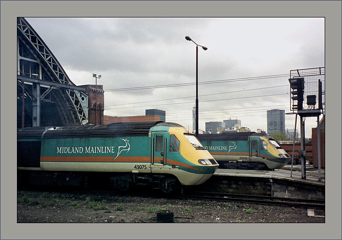 Heute fahren hier Eurostarzüge Richtng Kontinent, doch im November 2000 dieselten noch die formschönen HST 125 Class 43 Richtung Midland.
London St Pancras, den 9. Nov. 2000
